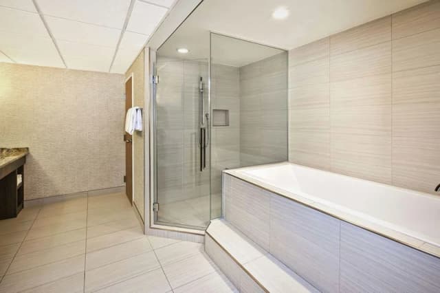 Deep soaking bathtub