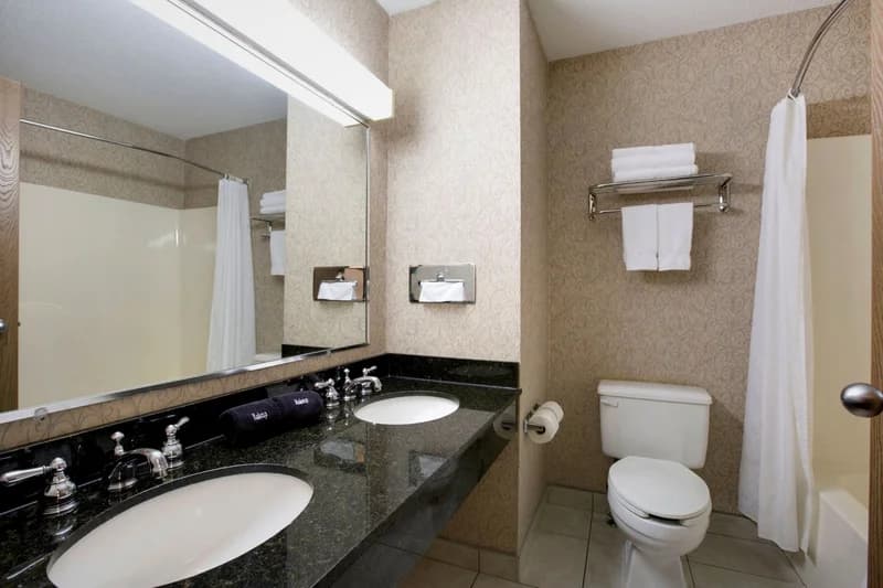 Hotels with jacuzzi in room in Redwood Falls