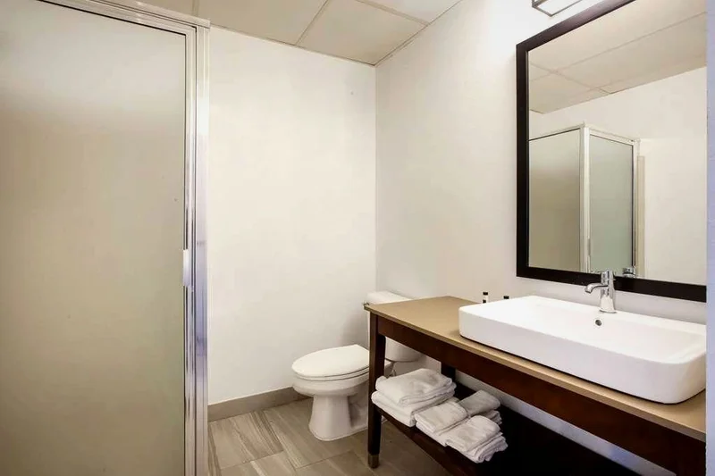 Hotels with jacuzzi in room in Rochester Hills