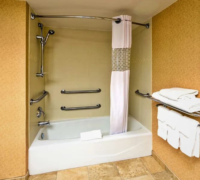 Hotels with jacuzzi in room in Rockford