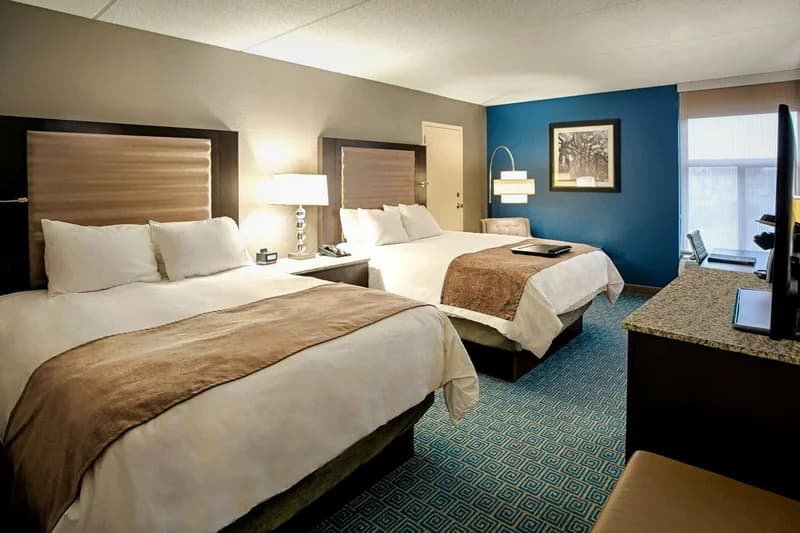 Hotels with jacuzzi in room in Roseville