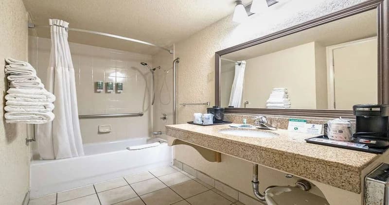 Hotels with jacuzzi in room in Roseville