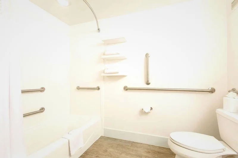 Hotels with jacuzzi in room in Saint Charles