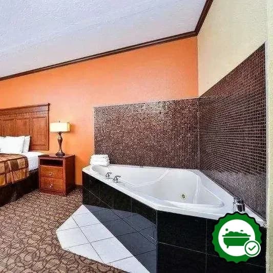 Hotels with jacuzzi in room in Salina