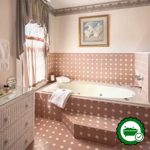 In-room jacuzzi at Isaiah Jones Homestead Bed & Breakfast in Sandwich