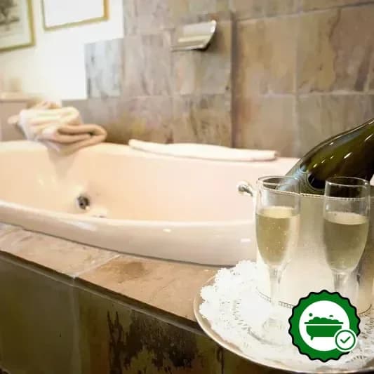 Hotels with jacuzzi in room in Saugatuck