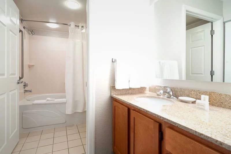 Hotels with jacuzzi in room in Southington
