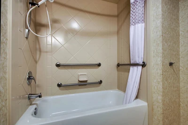 Hotels with jacuzzi in room in Spartanburg