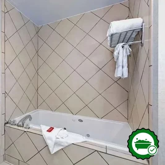 Hotels with jacuzzi in room in Starkville