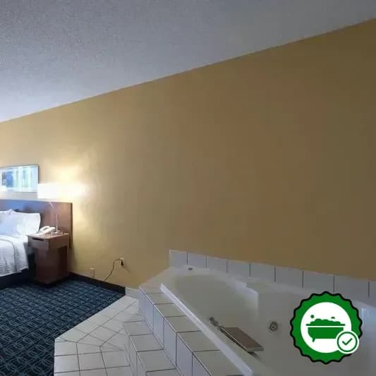 Hotels with jacuzzi in room in Streetsboro