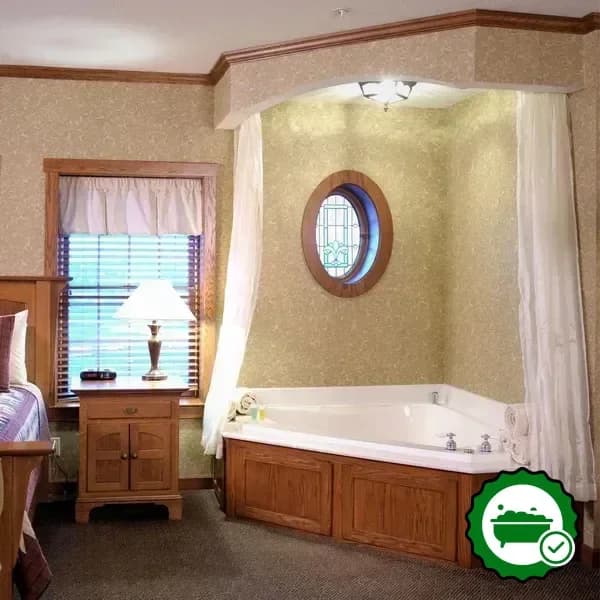 Hotels with jacuzzi in room in Sugarcreek