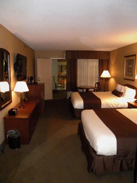 Hotels with jacuzzi in room in Thief River Falls