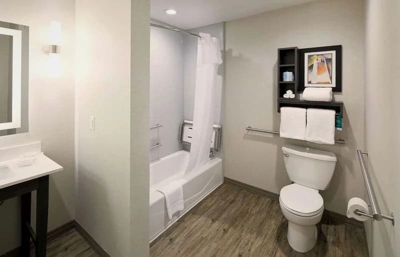 Hotels with jacuzzi in room in Topeka