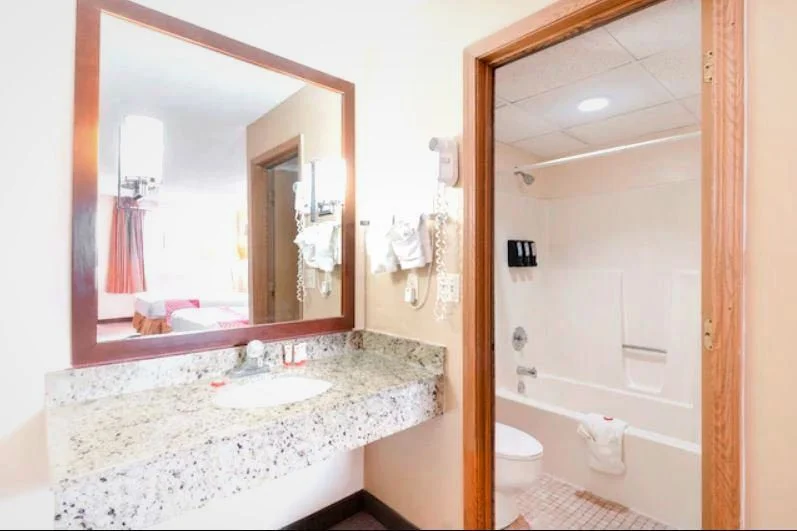 In-room jacuzzi at OYO Hotel Tulsa International Airport in Tulsa