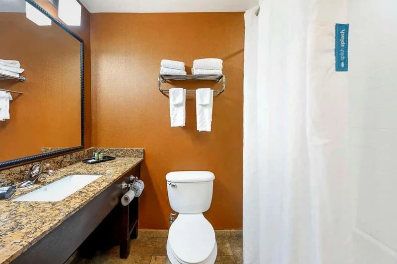 Hotels with jacuzzi in room in Tupelo