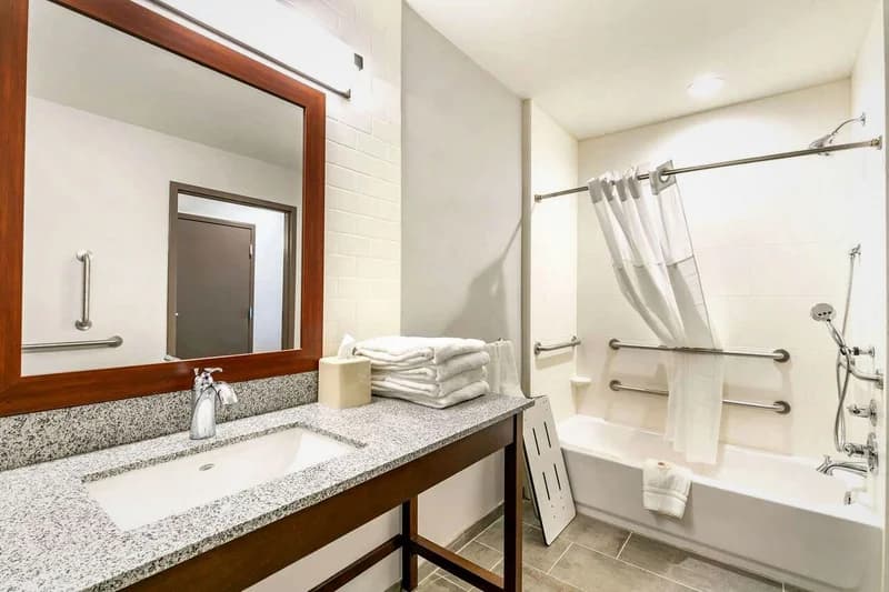 In-room jacuzzi at Comfort Suites in Tupelo, Mississippi