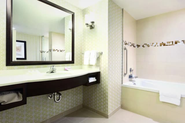 Jetted bathtub