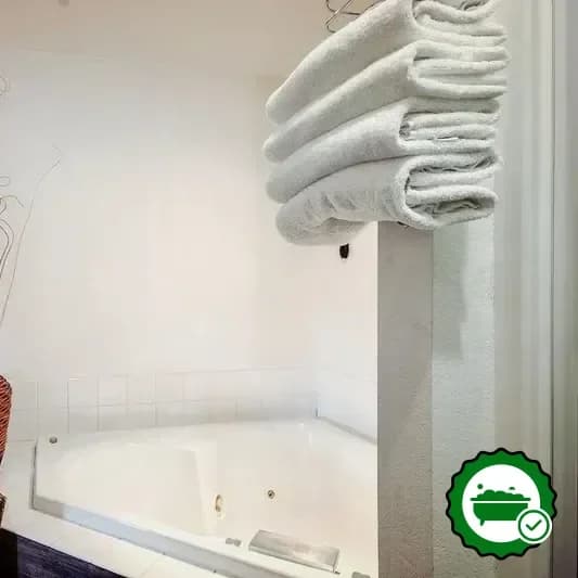 Hotels with jacuzzi in room in Wamego