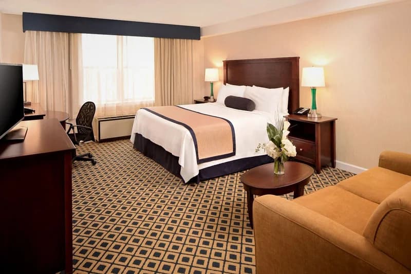 Hotels with jacuzzi in room in Westford