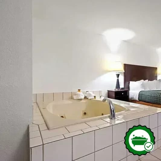Hotels with jacuzzi in room in Westmont