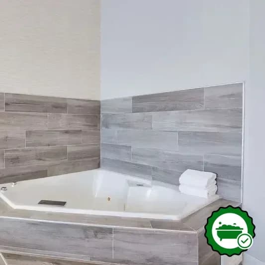 Hotels with jacuzzi in room in White House