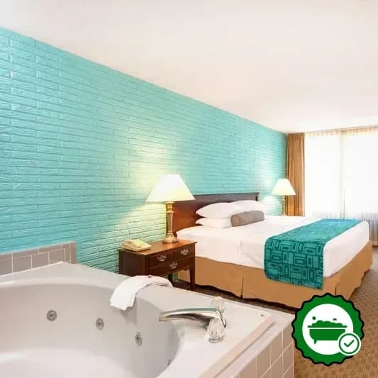 In-room jacuzzi at Howard Johnson by Wyndham Williamsburg in Williamsburg
