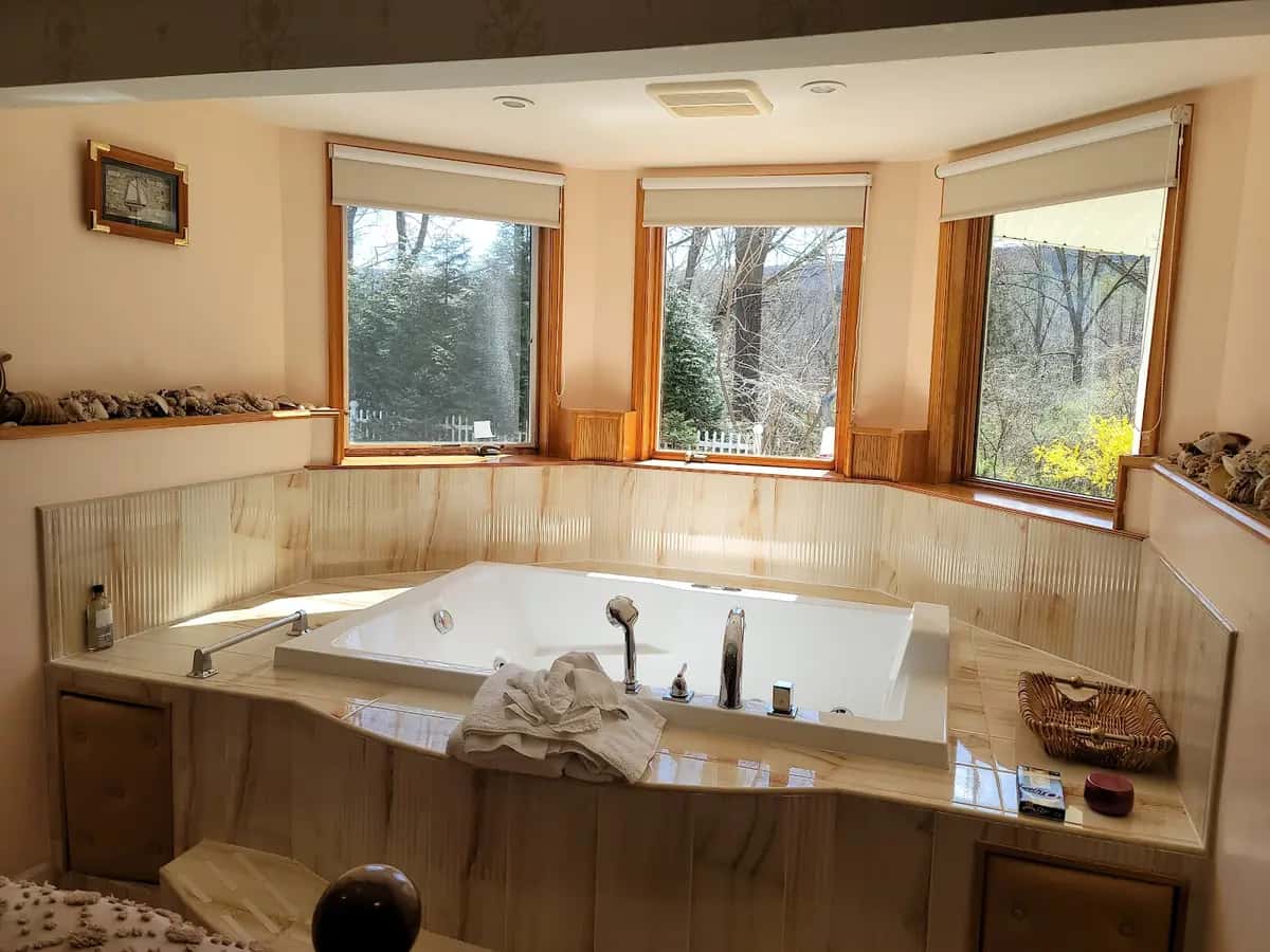 In-room hot tub at Cherry Valley Manor in Stroudsburg, PA