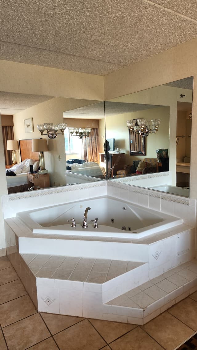 Jetted bathtub