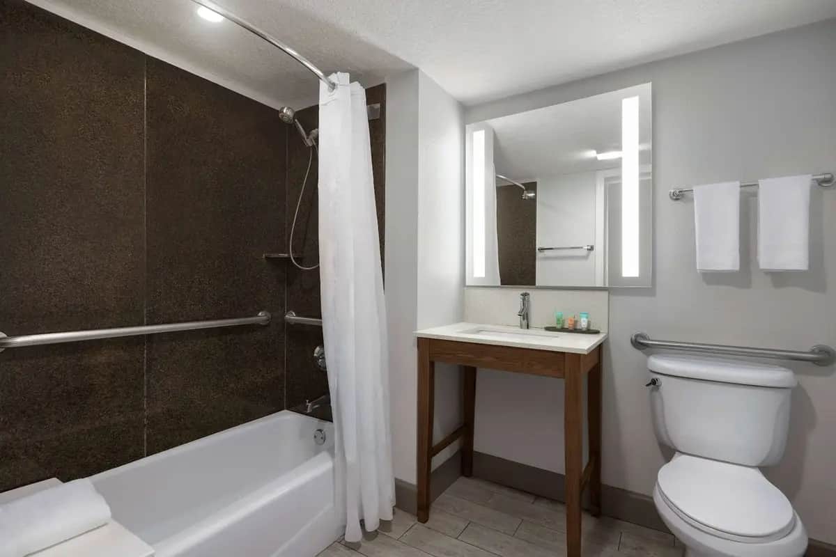 Deep soaking bathtub at La Quinta Inn & Suites by Wyndham Oceanfront Daytona Beach