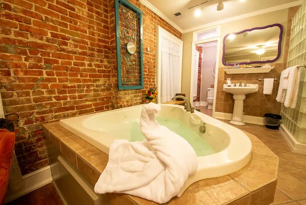 In-room hot tub at Main Street Inn Bed and Breakfast in Parkville, MO