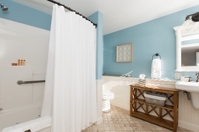 Jetted bathtub