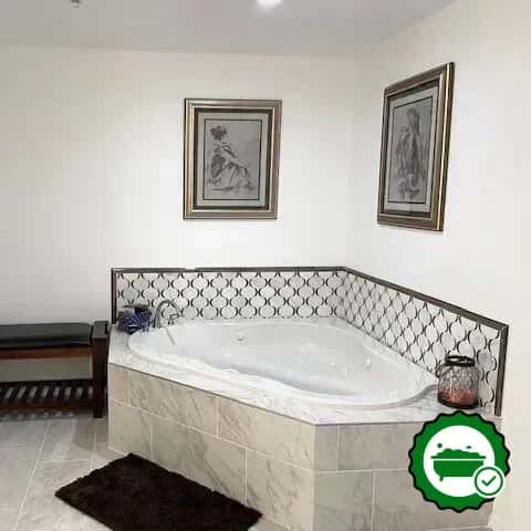 In-room hot tub at Dream Manor Inn in Globe, AZ